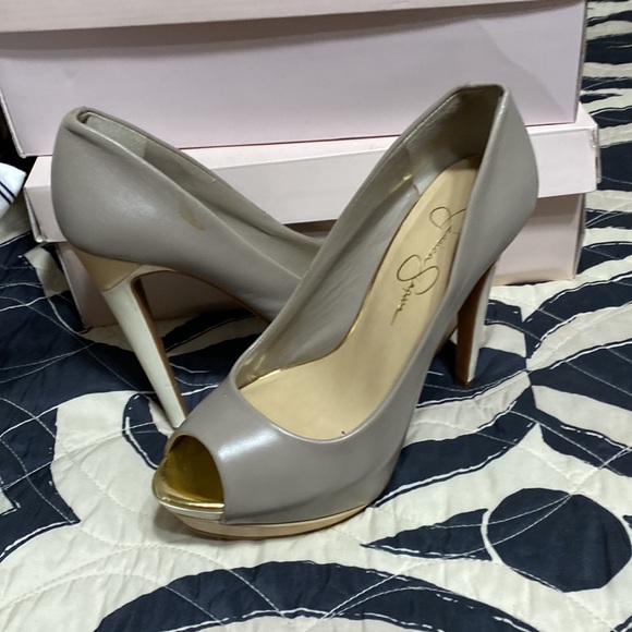 Heels - Picture 2 of 3